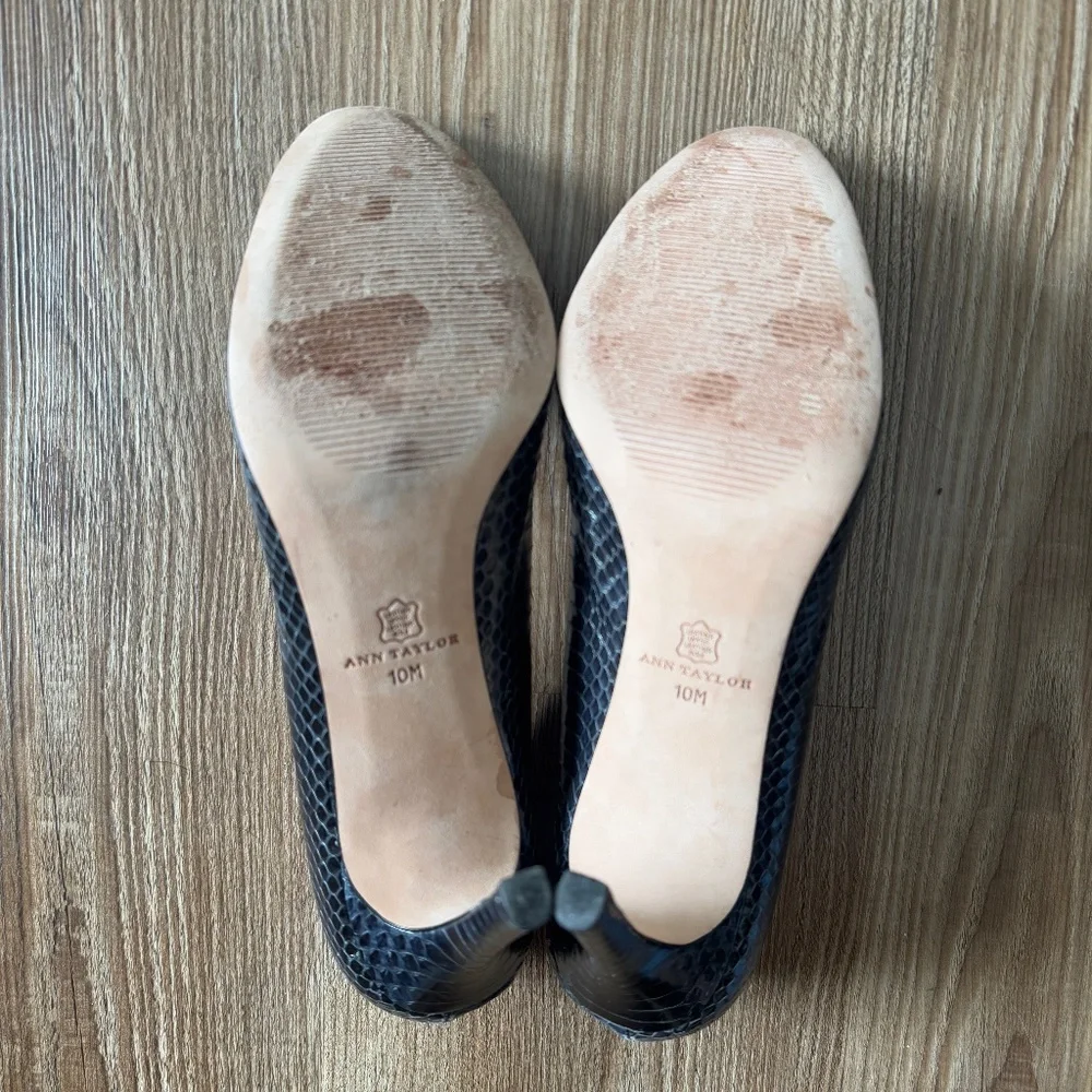 Like New! Ann Taylor Black Real Leather 3.5" Closed Toe Heels - 10 - Picture 5 of 5